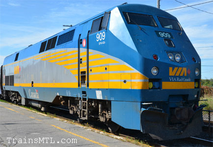Locomotive VIA909 right side / coté droit